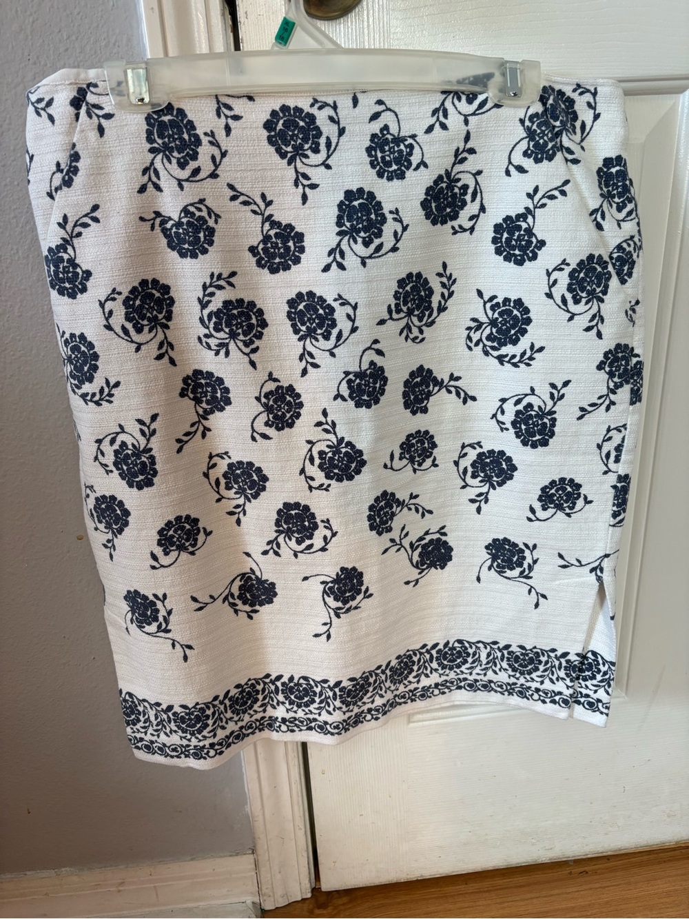 Loft Pencil Skirt White and Navy Floral Textured Cotton Stretch -Size 14